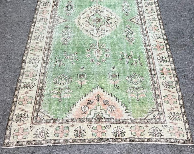 6x10 feet, green color kodsroom rug.fantastic rug, green small rug, kids room, game room, disteressed rug, livingroom size