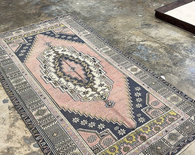 Vintage Turkish Rug – Distressed Oushak Rug, Pink, Gray, 5x8 – Soft & Elegant, Entryway, Hall, Kids Room, Gameroom