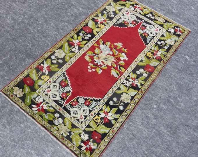 Smal Rug, Anatolia Rug, Turkish Red rug, Vintage handmade rug, Flower Design, Distressed rug, 33" x 58"