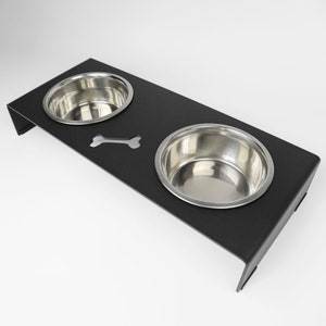 Feeding station for large dogs with 2 stainless steel bowls, each 1.8 l, in a robust steel frame. Black powder-coated