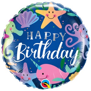 Op de afbeelding: Blauwe folie ballon met een happy birthday-boodschap en zeedieren, waaronder een zeepaardje, een zeester, een narwal en een octopus.