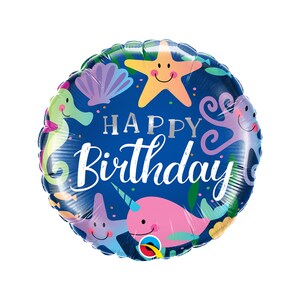 Op de afbeelding: Een blauwe ronde ballon met een zeepaardje, een ster, schelpen en een octopus. De ballon heeft de tekst "Happy Birthday" in wit met een zilveren omtrek.