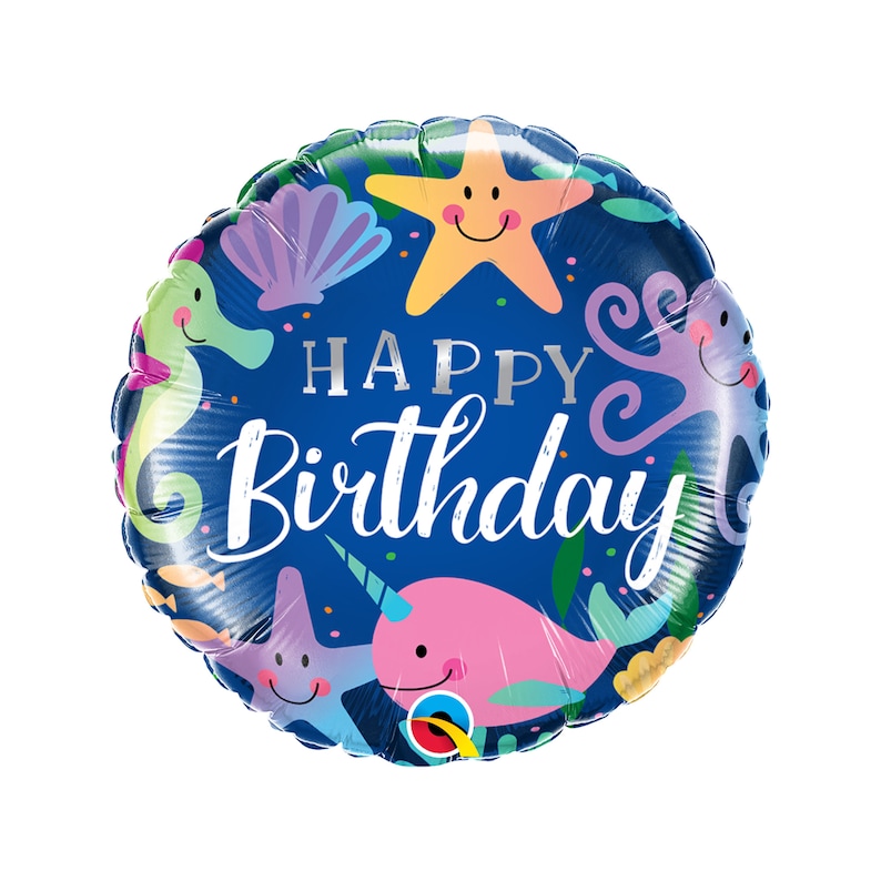 Op de afbeelding: Een blauwe ronde ballon met een zeepaardje, een ster, schelpen en een octopus. De ballon heeft de tekst "Happy Birthday" in wit met een zilveren omtrek.