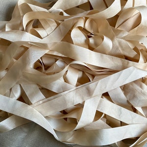 Seidenband  hell beige 2 cm breit , Pflanzengefärbt