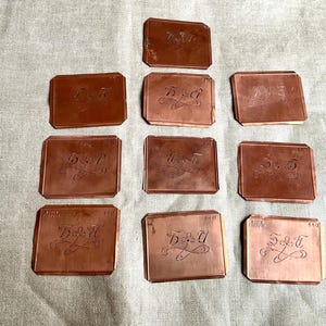 Monogrammschablonen  10 kleine  antike Monogrammschablonen aus Kupfer unterschiedliche Monogramme mit floralem Muster