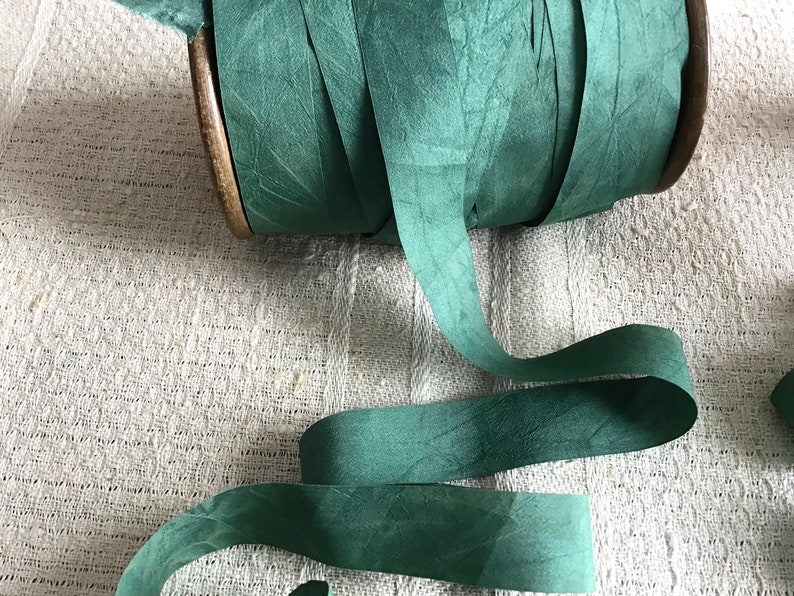 Ruban de soie, 2 cm de large, nuances de vert, ruban de soie, millinaire, vêtements de poupée, couture histoire, broderie vintage Verwaschenes grün