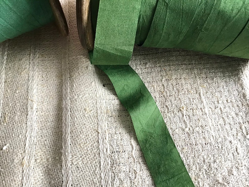 Ruban de soie, 2 cm de large, nuances de vert, ruban de soie, millinaire, vêtements de poupée, couture histoire, broderie vintage Olive grün