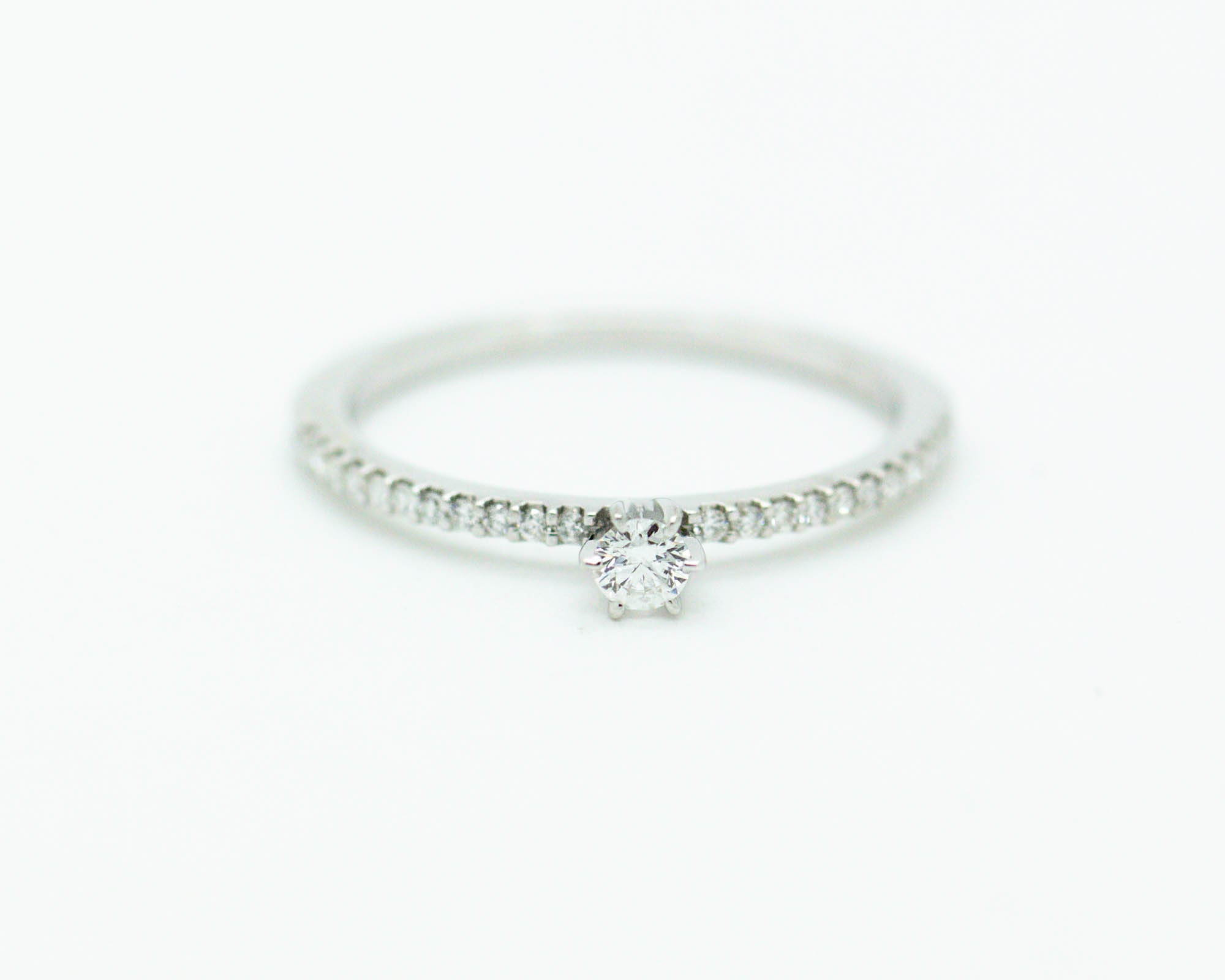 Anillo de apilamiento de oro blanco de diamante delicado | Etsy