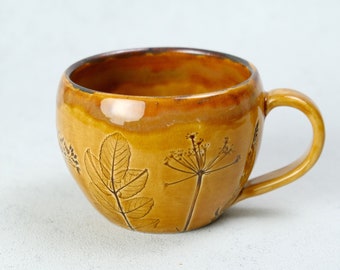 Tasse à café jaune, tasse en poterie artisanale, empreintes de plantes, tasse vibrante de couleur miel faite main