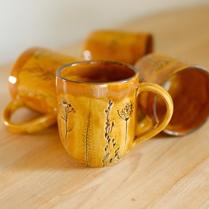 Tasse à café jaune, poterie artisanale en grès, impressions de plantes, tasse ensoleillée image 5