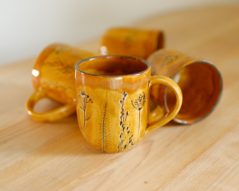 Tasse à café jaune, poterie artisanale en grès, impressions de plantes, tasse ensoleillée image 5