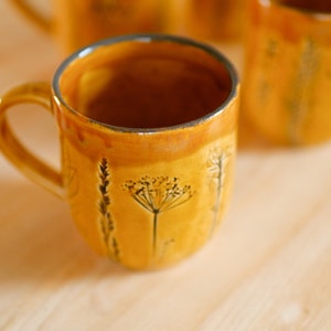 Tasse à café jaune, poterie artisanale en grès, impressions de plantes, tasse ensoleillée image 2