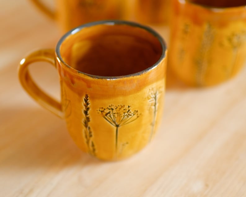 Tasse à café jaune, poterie artisanale en grès, impressions de plantes, tasse ensoleillée image 2