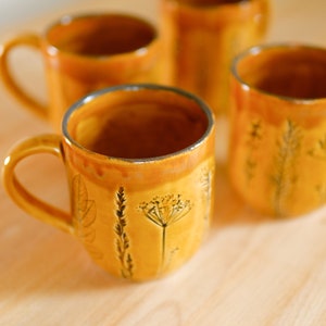 Tasse à café jaune, poterie artisanale en grès, impressions de plantes, tasse ensoleillée image 6