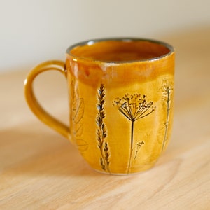 Tasse à café jaune, poterie artisanale en grès, impressions de plantes, tasse ensoleillée image 1
