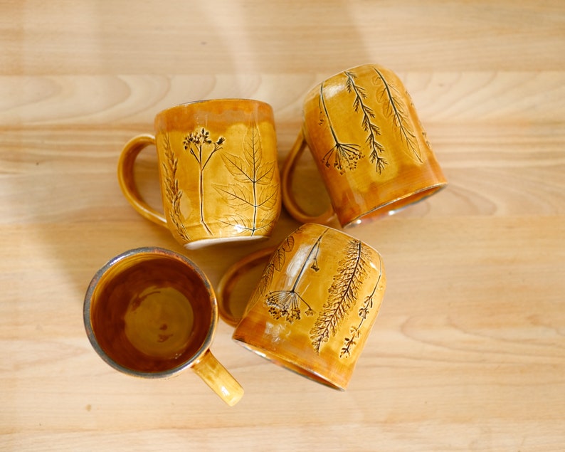 Tasse à café jaune, poterie artisanale en grès, impressions de plantes, tasse ensoleillée image 8