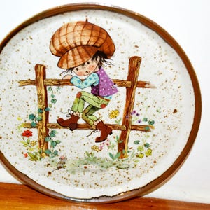 Beautiful vintage collectible wall plate beige/colored retro mid-century shabby chic country style sarah kay style
