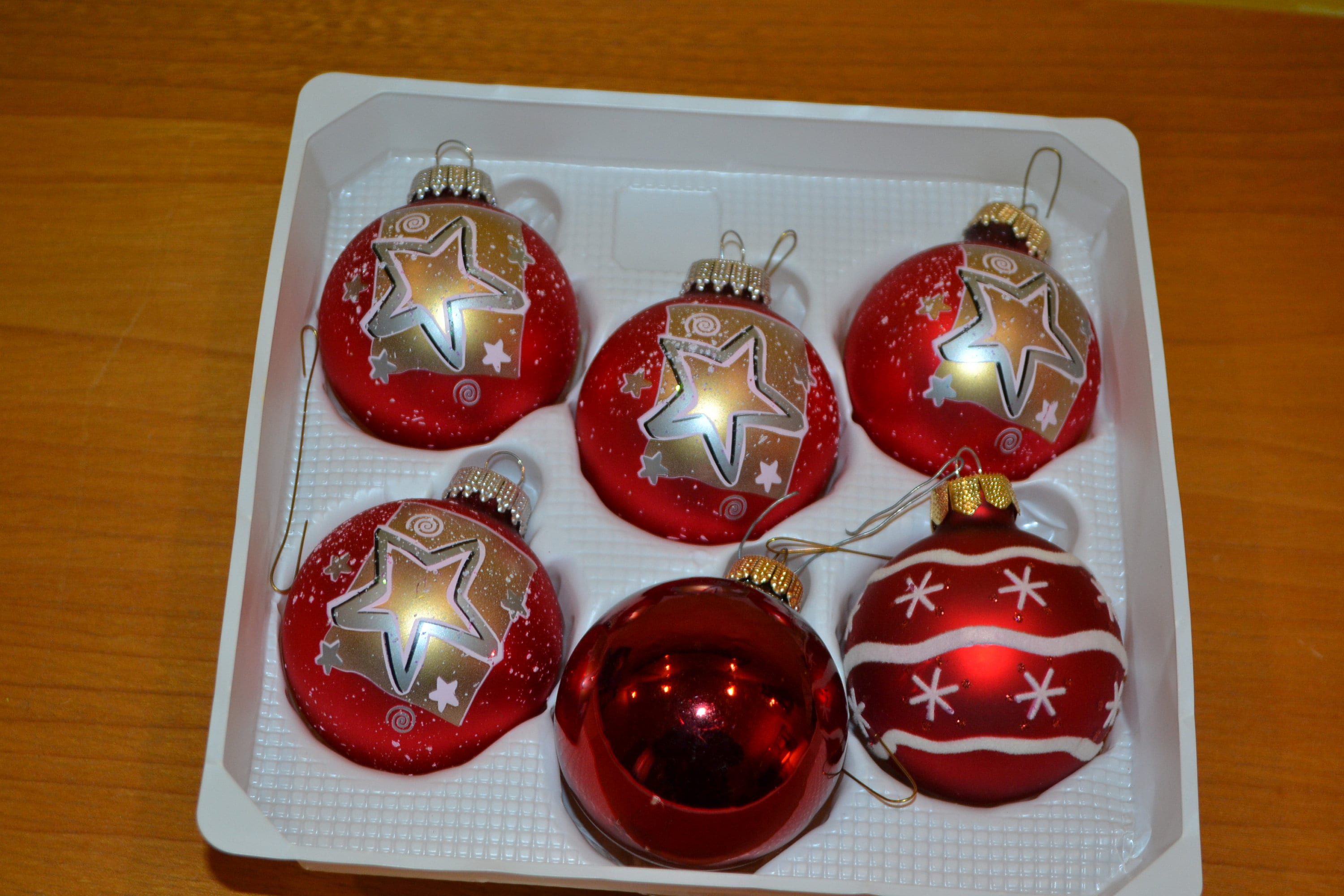 Boite de 6 boules de Noël en verre rouge 8x8x8 cm | Maisons du Monde