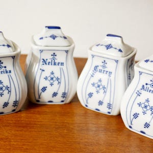 Precioso juego de tarros de especias de porcelana vintage con tapas, estilo años 70, blanco/azul, estilo retro de mediados de siglo, shabby chic, estilo campestre.