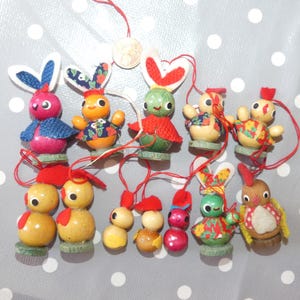 12x Figuras de Pascua vintage colgantes coloridos arbustos de Pascua de madera decoraciones de Pascua huevos de Pascua retro de los años setenta y setenta adornos de madera clásicos DDR