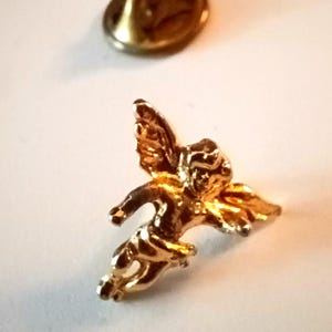 Vintage Schutzengel Cherub Gold Ton Revers Hut Krawatte Pin Souvenir 1794