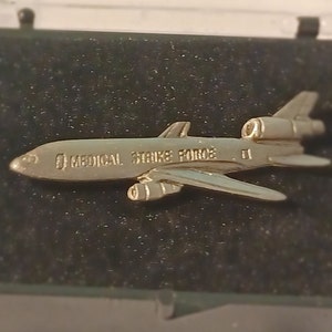 Medical Strike Force Airplane DC-10 Lapel/Hat Pin Souvenir NIB 1284