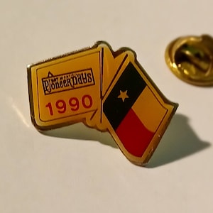 Vintage Fort Worth Pioneer Days 1990 Texas Flag Lapel Hat Tie Pin Souvenir 0244