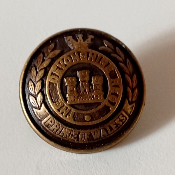 Vintage Devonshire Regiment Regt Prince of Wales Waless Brass Uniform Button 1718