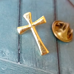 Maltese Cross Gold Tone Lapel Hat Tie Pin Souvenir 0090