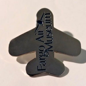 Fargo Air Museum Silberfarbene Flugzeugförmige Revers Hut Krawattennadel Souvenir 1664