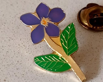 Vintage Purple Enamel Gold Tone Flower Lapel Hat Tie Pin Souvenir 1101