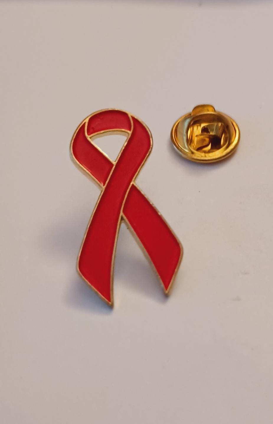 Vintage Red Ribbon Gold Tone Enamel HIV/AIDS Heart Disease Lapel Hat Tie Pin Souvenir 1957