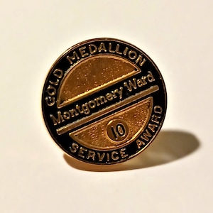 Montgomery Ward Gold Medallion 10 Year Service Award Lapel/Hat Pin Souvenir 0496