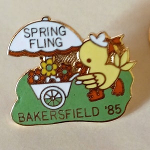 Spring Fling Bakersfield 1985 Ente Küken Blumen Warenkorb Revers Hut Krawattennadel Souvenir 0487