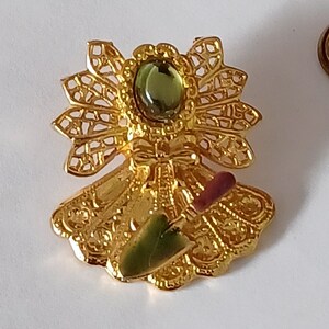 KC Signed Guardian Angel Gold Tone Filigree Peridot Green Tone Stone Garden Trowel Shovel Lapel Hat Tie Pin Souvenir 1171
