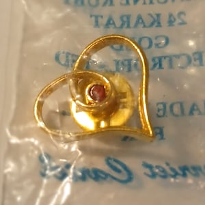 Spilla da bavero/cappello a forma di cuore con rubino autentico di Harriet Carter, placcato in oro 24k, NIB 0909