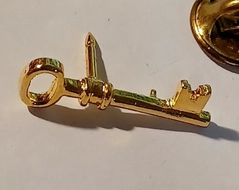 Skeleton Key Gold Tone Lapel Hat Tie Pin Souvenir 0361