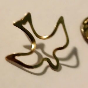 Vintage Dove of Peace Gold Tone Outline Lapel Hat Tie Pin Souvenir 1540