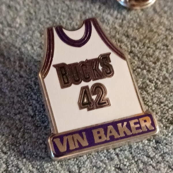 Vintage Vin Baker Milwaukee Bucks 42 Jersey Shaped Lapel Hat Tie Pin Souvenir 0950