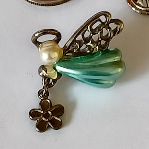 Ange gardien ton argent fausse perle tête sarcelle/bleu corps fleur pendante revers chapeau épingle à cravate Souvenir 0621