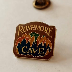 Mount Rushmore Cave South Dakota Lapel/Hat Pin Souvenir 0182