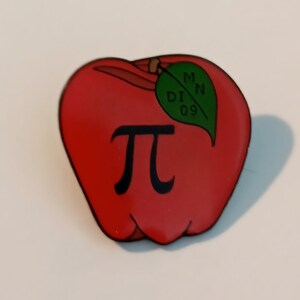Apple Pi con MN DI 09 en la hoja Destino Imaginación Solapa Sombrero Pin Recuerdo 0483