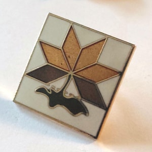 Vintage Quilter Geometric Maple Leaf Quilt Block Pattern Lapel  Hat Tie Pin Souvenir 1713
