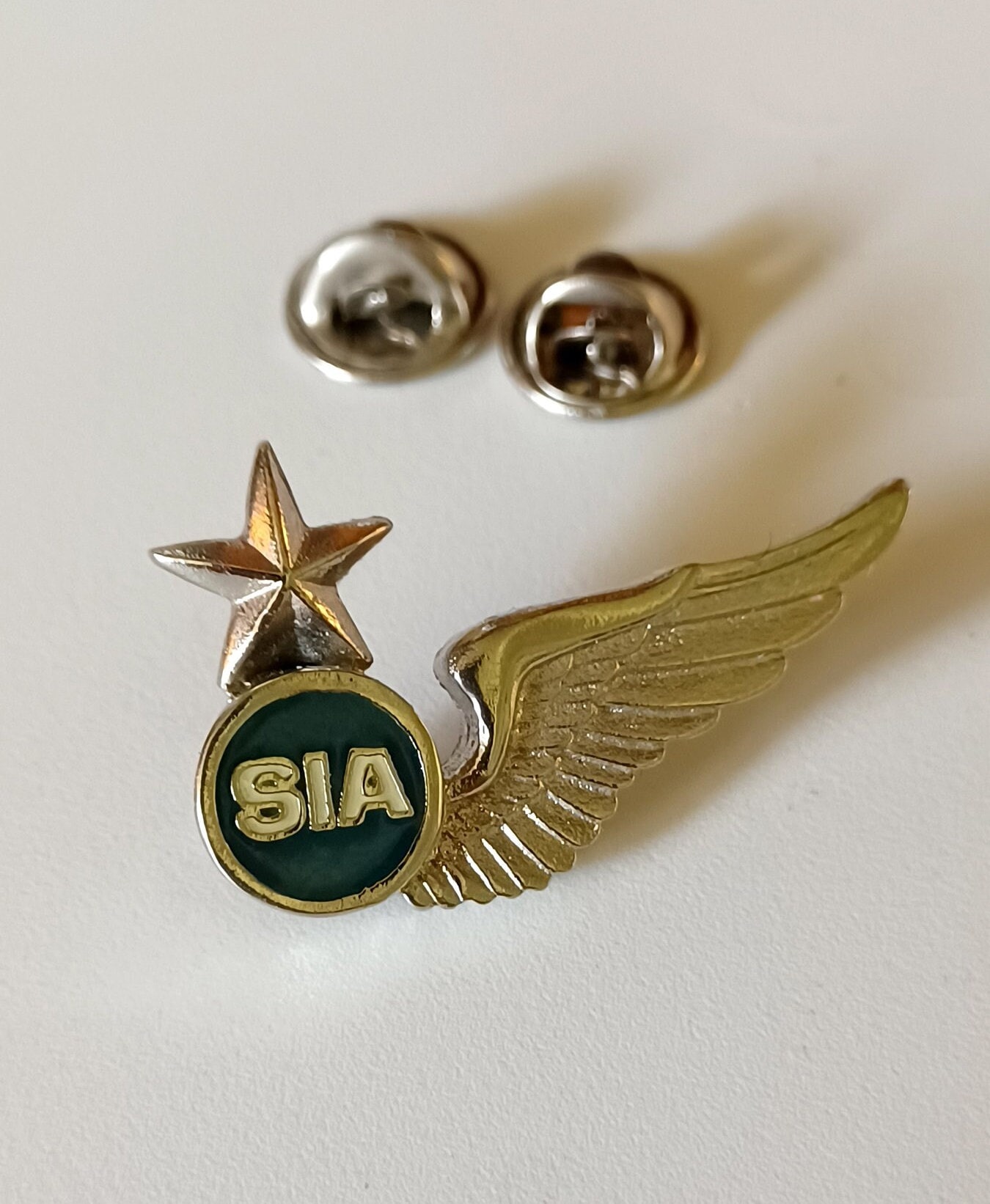 RARE SIA Singapore International Airlines Half Wings Right Side Star Pilot Lapel Hat Tie Pin Souvenir 0242