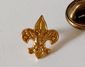 Vintage Boy Scouts Fleur de Lis Gold Tone Miniature Award Lapel Hat Tie Pin Souvenir 0465