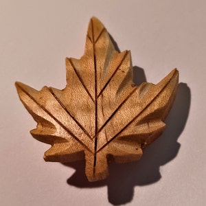 Carved Wood Maple Leaf Lapel/Hat Pin Souvenir Novelty 0010