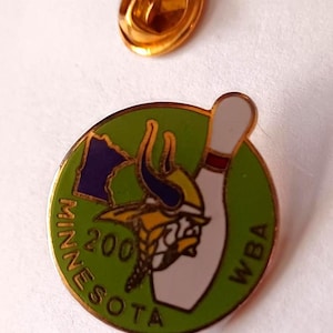 Vintage Minnesota Vikings Football WBA Womens Bowling Association 200 Club Lapel Hat Tie Pin Souvenir 2072