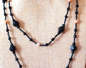 Collana vintage con perle di vetro sfaccettato nero e perle finte beige iridescenti