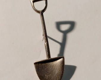 Round Point Spade Silver Tone Pewter Tone Shovel Lapel Hat Tie Pin Souvenir 1739