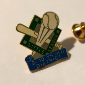 Little League Baseball 9-10 Jahre Altes Distrikt Revers Hut Krawatte Pin Souvenir 1218